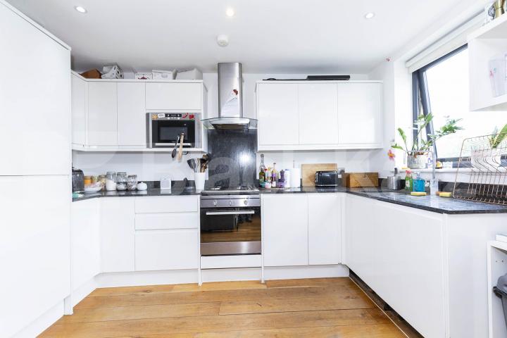Modern & stylish 2 bedroom property located close to a Piccadilly Line Dunbar Road, Wood Green 